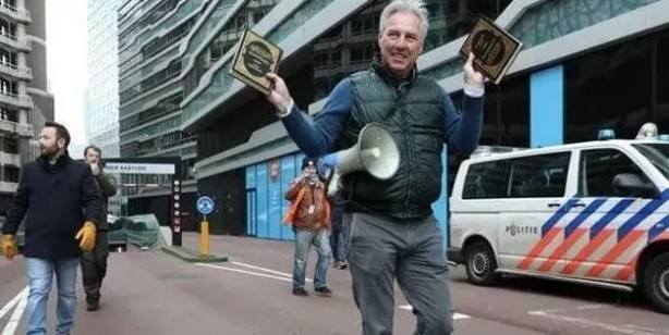 Foto - Avrupa'da İslam düşmanlığı: bu alçak provokasyon bu sefer Hollanda'da! Polislerin gözü önünde Kur'an-ı Kerim'i yaktı
