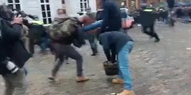 Foto - Avrupa'da İslam düşmanlığı: bu alçak provokasyon bu sefer Hollanda'da! Polislerin gözü önünde Kur'an-ı Kerim'i yaktı