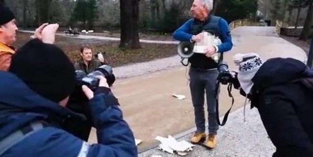 Foto - Avrupa'da İslam düşmanlığı: bu alçak provokasyon bu sefer Hollanda'da! Polislerin gözü önünde Kur'an-ı Kerim'i yaktı