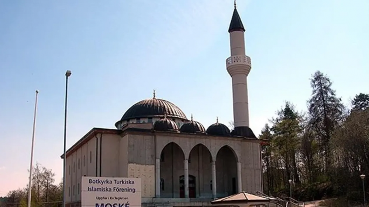 Avrupa’da İslam karşıtlığı tırmanıyor! Stockholm’de Kur’an-ı Kerim’e alçak saldırı