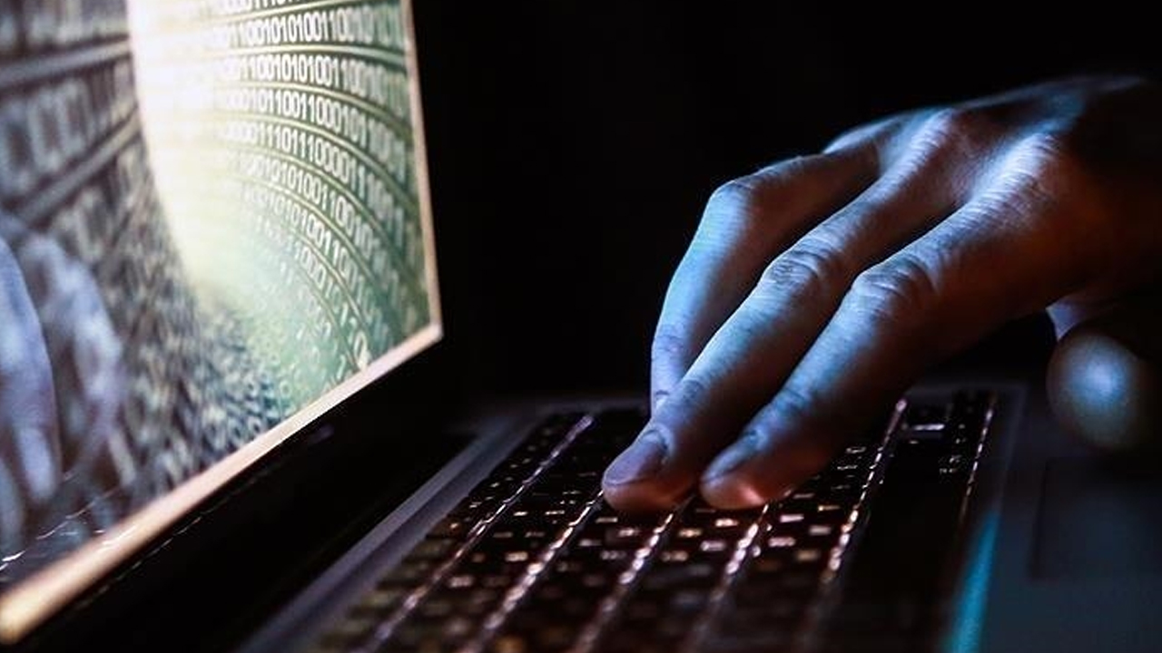 Foto - Avrupa'da siber saldırı: Uçuslar iptal edildi! Sistemler çöktü, Brüksel ve Berlin'i altüst etti!