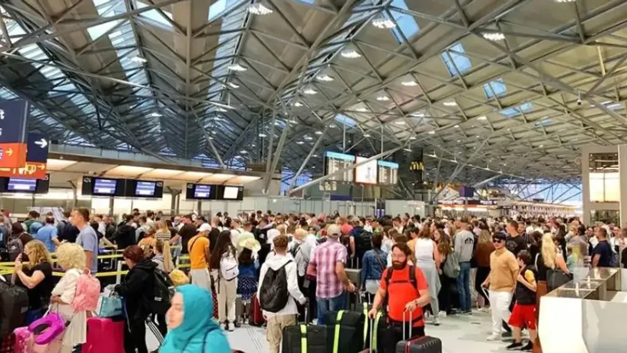 Foto - Avrupa'da siber saldırı: Uçuslar iptal edildi! Sistemler çöktü, Brüksel ve Berlin'i altüst etti!