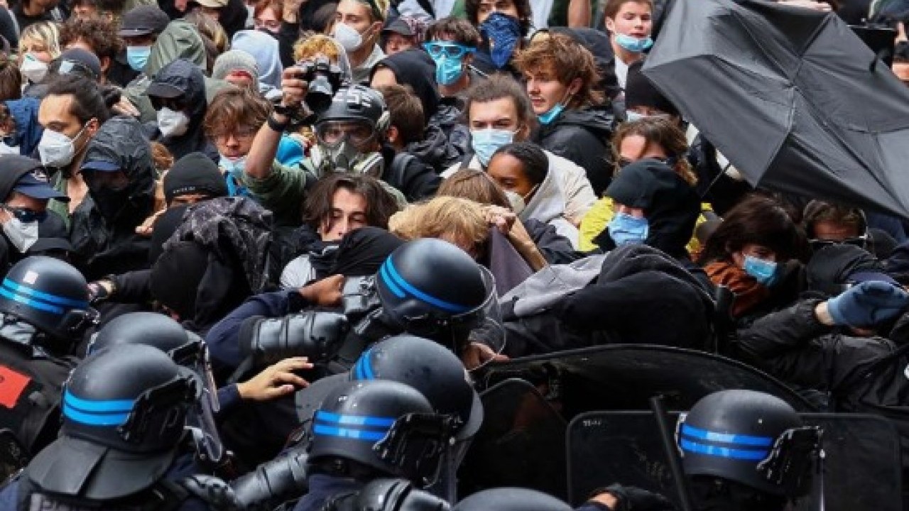 Foto - Avrupa’da sokaklar karıştı! Gösterilerde yüzlerce gözaltı var