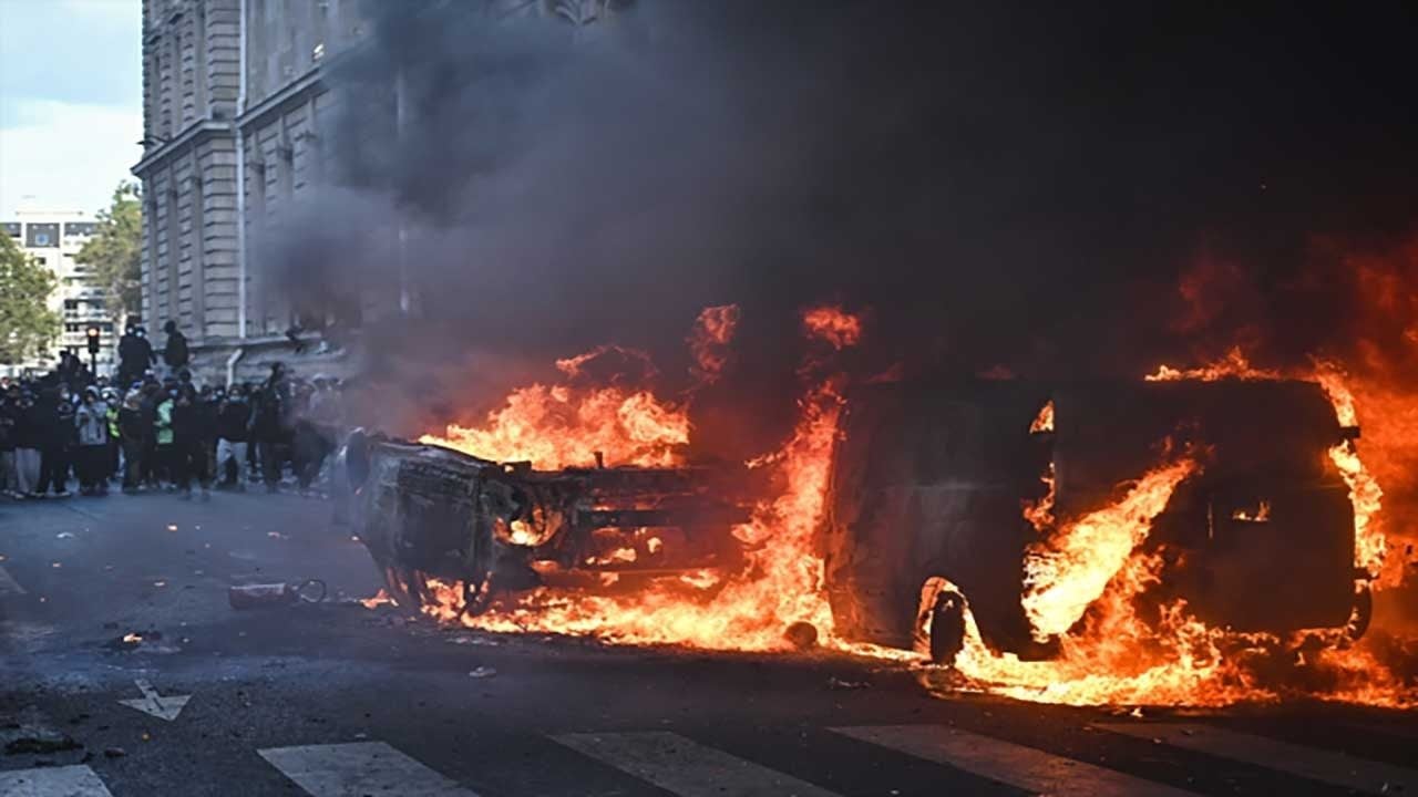 Foto - Avrupa'da sömürgeci zihniyet çatırdıyor! Fransa sokakları savaş alanına döndü, tarihi binalar tek tek ateşe veriliyor!