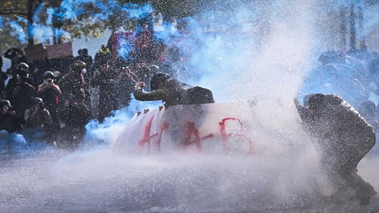 Foto - Avrupa'da sömürgeci zihniyet çatırdıyor! Fransa sokakları savaş alanına döndü, tarihi binalar tek tek ateşe veriliyor!