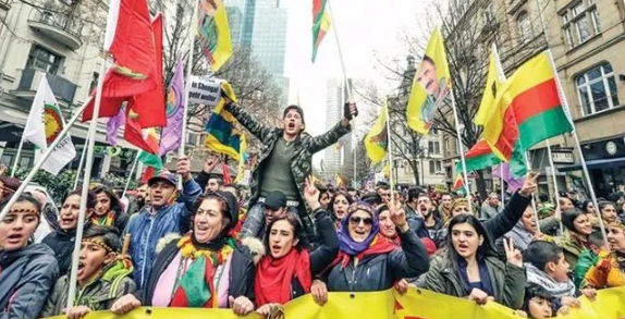 Foto - Avrupa'daki Kürtler PKK'ya isyan etti! Eli kanlı örgütün suç dosyasını tek tek anlattılar