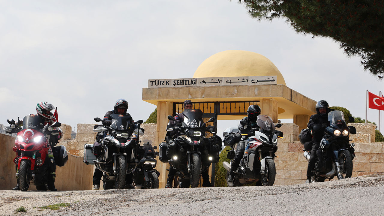 Avrupa'dan motosikletle umreye gitmişlerdi: Türk Şehitliği'nde oturup ağladılar