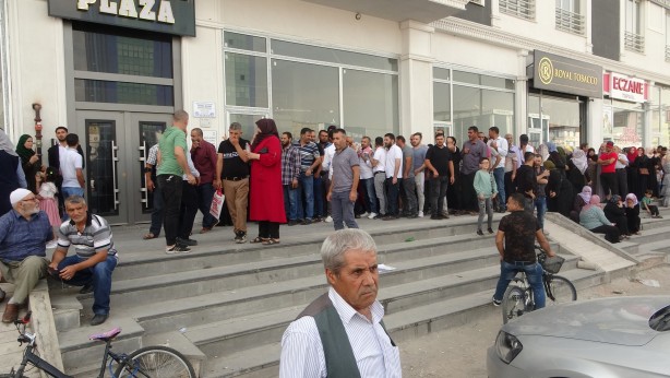 Foto - "Avrupa’ya gönderiyorlar" mesajı kısa sürede yayıldı! Malatya’da yüzlerce mülteci oraya akın etti