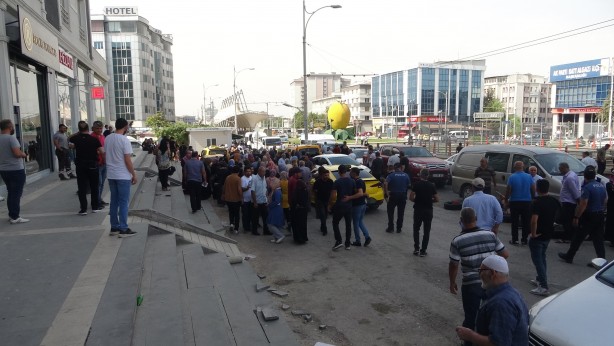 Foto - "Avrupa’ya gönderiyorlar" mesajı kısa sürede yayıldı! Malatya’da yüzlerce mülteci oraya akın etti