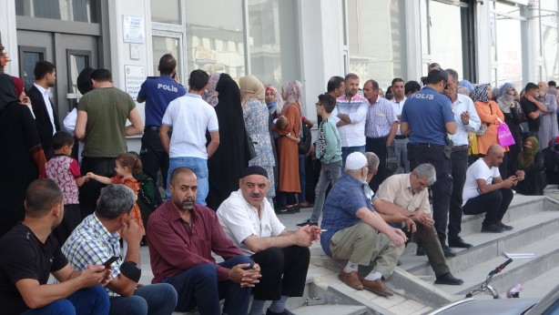 Foto - "Avrupa’ya gönderiyorlar" mesajı kısa sürede yayıldı! Malatya’da yüzlerce mülteci oraya akın etti
