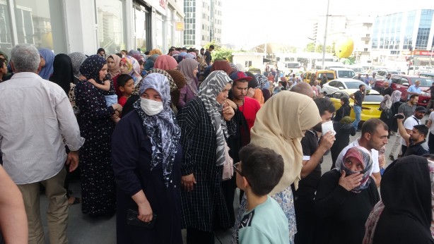 Foto - "Avrupa’ya gönderiyorlar" mesajı kısa sürede yayıldı! Malatya’da yüzlerce mülteci oraya akın etti