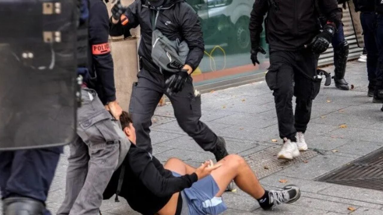 Foto - Avrupa’yı övüp Türkiye’yi hedef alan hokkabazlar duysun: Tuvaletlerin kapısı, sınıfların masası yok; içeride lağım fareleri dolaşıyor