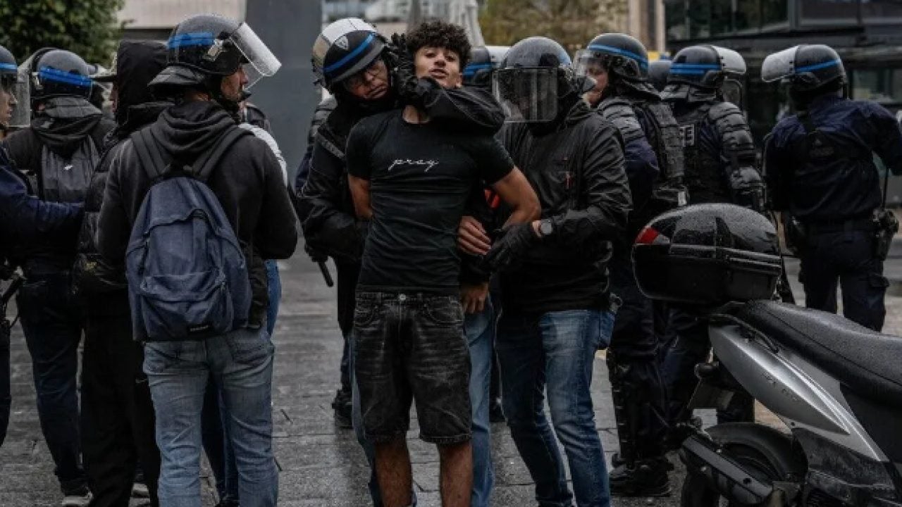 Foto - Avrupa’yı övüp Türkiye’yi hedef alan hokkabazlar duysun: Tuvaletlerin kapısı, sınıfların masası yok; içeride lağım fareleri dolaşıyor