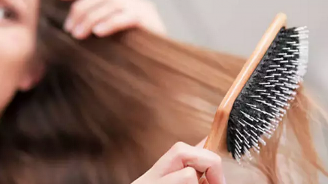 Foto - Avuç avuç saç dökülmesi: Saç döken toplama hatası! Tarayıp sıkan yandı, adeta kel bırakıyor