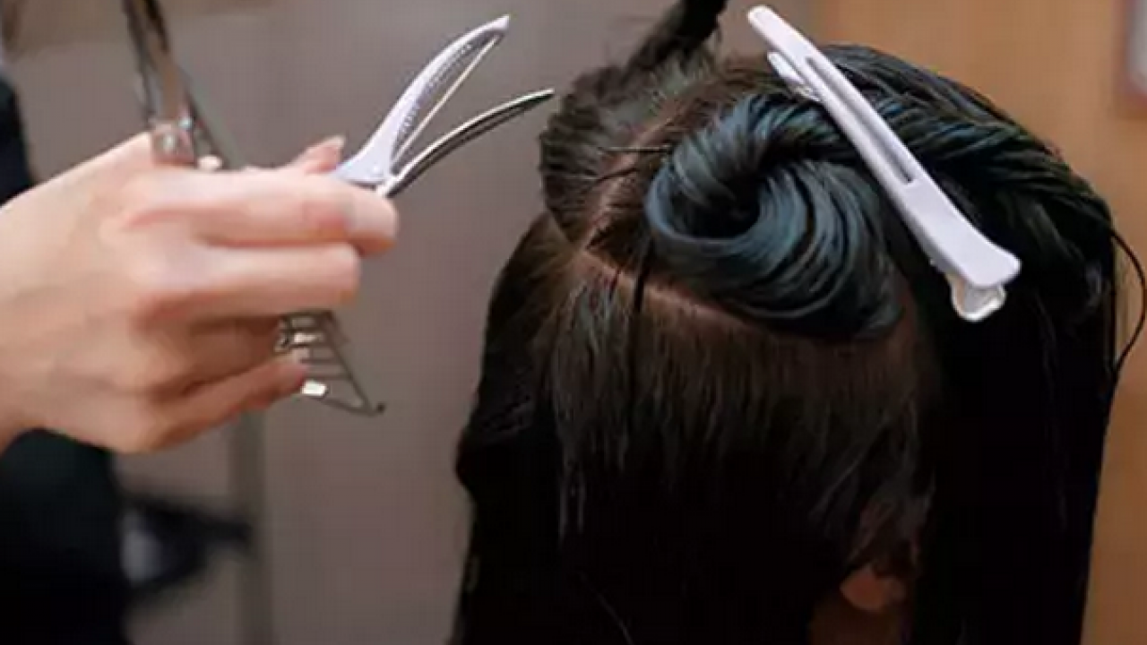 Foto - Avuç avuç saç dökülmesi: Saç döken toplama hatası! Tarayıp sıkan yandı, adeta kel bırakıyor