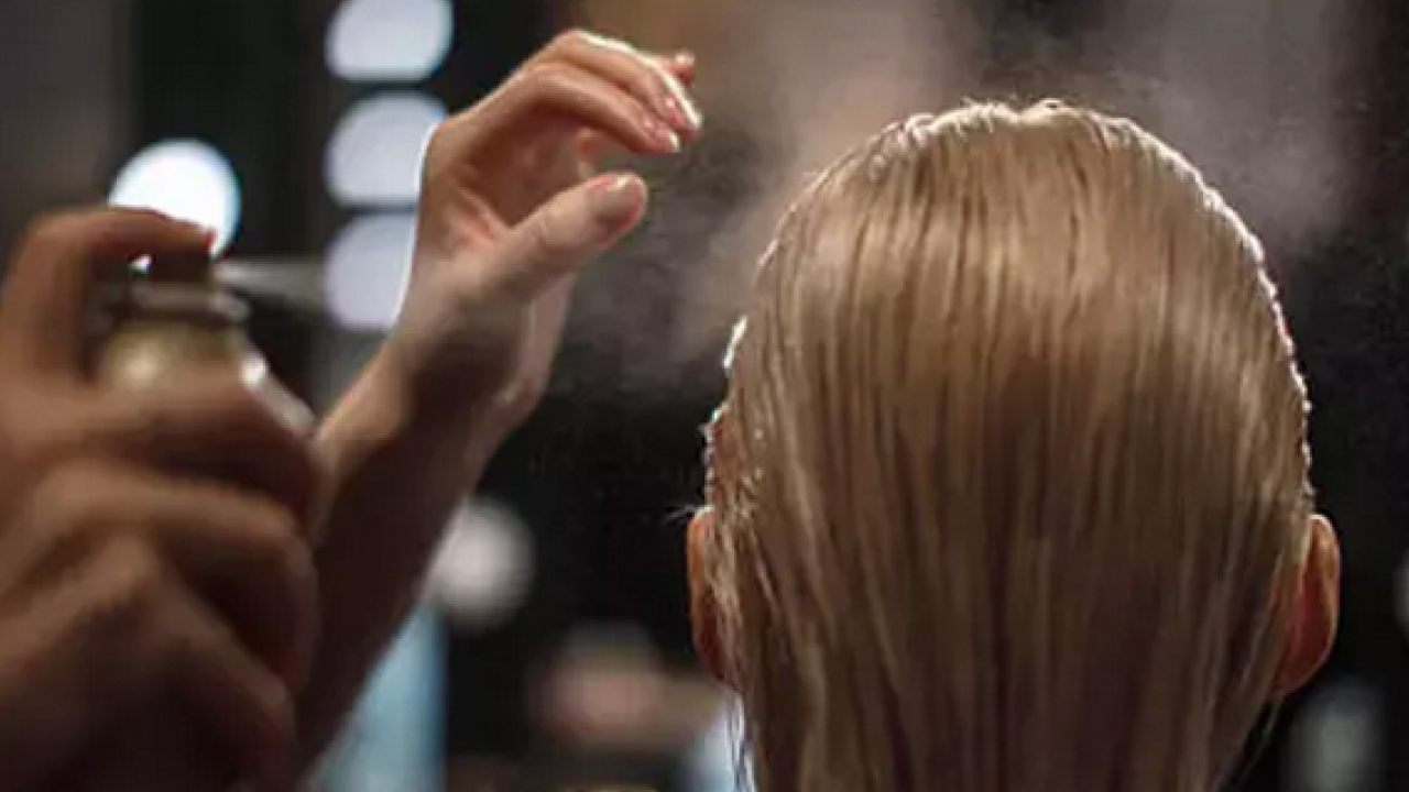 Foto - Avuç avuç saç dökülmesi: Saç döken toplama hatası! Tarayıp sıkan yandı, adeta kel bırakıyor