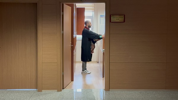 Avukat bakın duruşmaya nasıl girdi! 