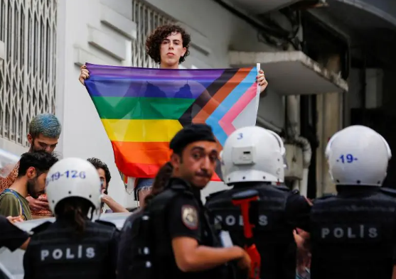 Foto - Avukatlar Baro’ya isyan etti! LGBT dayatmasını bırakın insanlığı savunun
