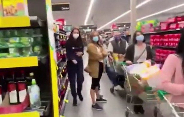 Avustralya'da kapanma öncesi marketlerde kuyruk oluştu