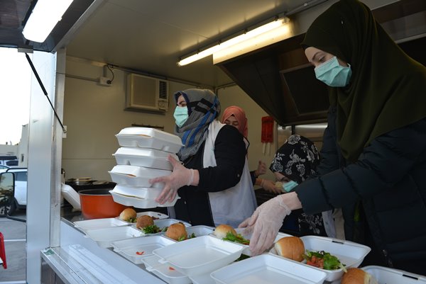Foto - Avustralya'da Türkler'in uygulamasına yoğun ilgi! Arabalarla kuyruğa girdiler