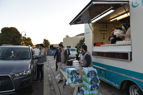 Foto - Avustralya'da Türkler'in uygulamasına yoğun ilgi! Arabalarla kuyruğa girdiler