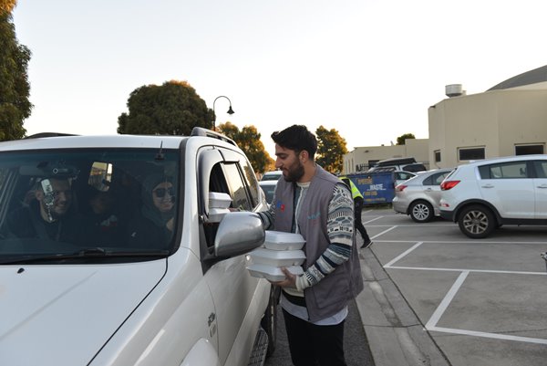 Foto - Avustralya'da Türkler'in uygulamasına yoğun ilgi! Arabalarla kuyruğa girdiler