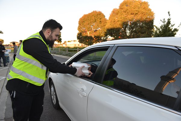 Foto - Avustralya'da Türkler'in uygulamasına yoğun ilgi! Arabalarla kuyruğa girdiler