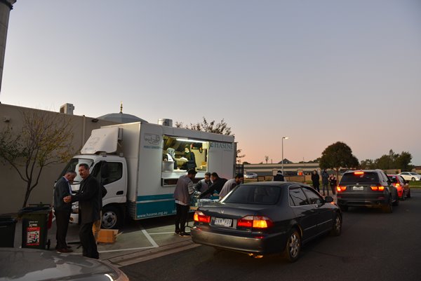 Foto - Avustralya'da Türkler'in uygulamasına yoğun ilgi! Arabalarla kuyruğa girdiler