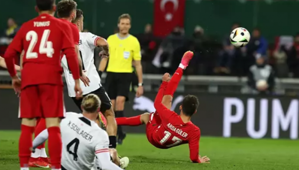 Foto - Avusturya - Türkiye maçını izleyen Ancelotti’den sürpriz telefon!