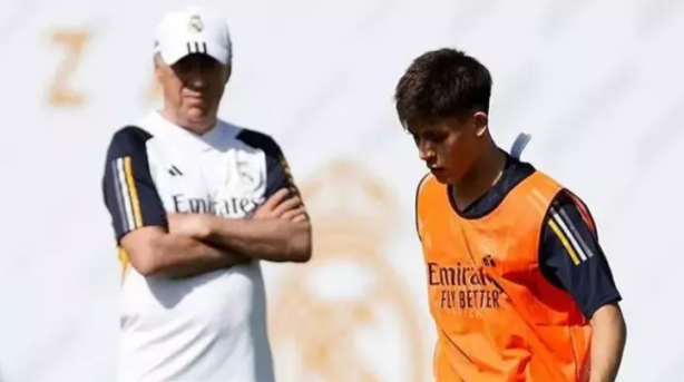 Foto - Avusturya - Türkiye maçını izleyen Ancelotti’den sürpriz telefon!