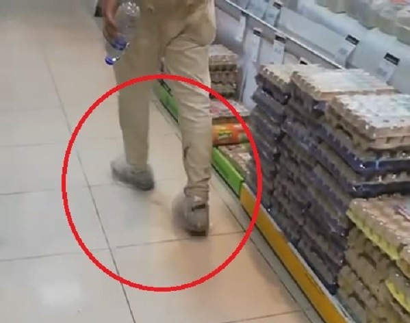 Ayağına poşet geçirdi! İnşaat işçisinden duygulandıran davranış