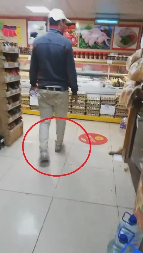 Foto - Ayağına poşet geçirdi! İnşaat işçisinden duygulandıran davranış