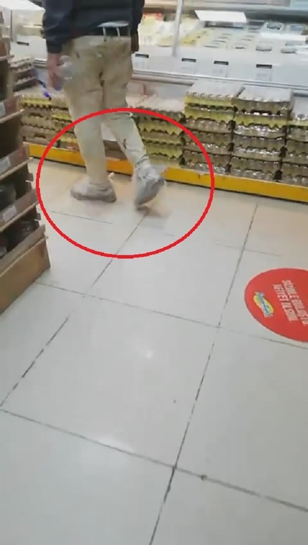 Foto - Ayağına poşet geçirdi! İnşaat işçisinden duygulandıran davranış