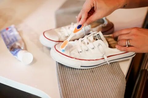 Foto - Ayakkabı üzerindeki lekeleri çıkarma tekniği