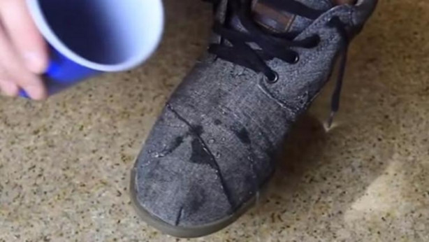 Foto - Ayakkabılarınızı su geçirmez yapmak çok basit!