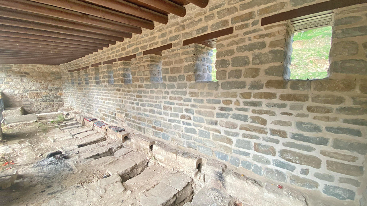 Foto - Ayakkabılarla camiye giriliyor, içki içiliyor… 485 yıllık tarihi ulu cami ayyaşların mekânı oldu