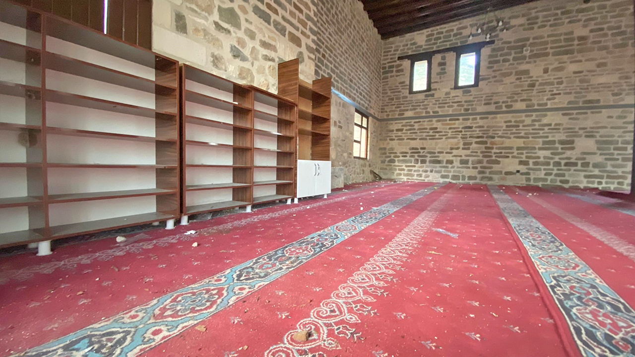 Foto - Ayakkabılarla camiye giriliyor, içki içiliyor… 485 yıllık tarihi ulu cami ayyaşların mekânı oldu