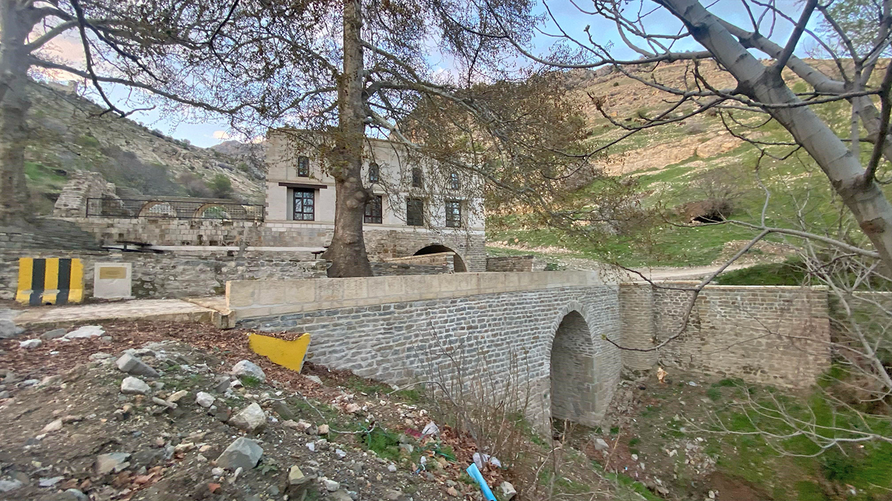 Foto - Ayakkabılarla camiye giriliyor, içki içiliyor… 485 yıllık tarihi ulu cami ayyaşların mekânı oldu