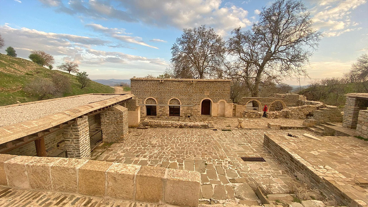 Foto - Ayakkabılarla camiye giriliyor, içki içiliyor… 485 yıllık tarihi ulu cami ayyaşların mekânı oldu