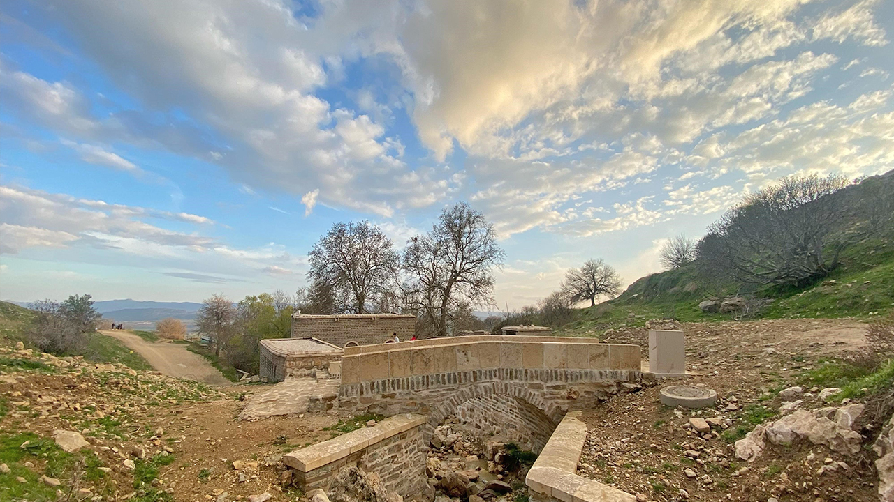 Foto - Ayakkabılarla camiye giriliyor, içki içiliyor… 485 yıllık tarihi ulu cami ayyaşların mekânı oldu
