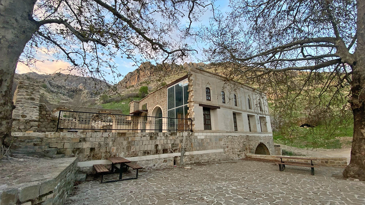 Ayakkabılarla camiye giriliyor, içki içiliyor… 485 yıllık tarihi ulu cami ayyaşların mekânı oldu