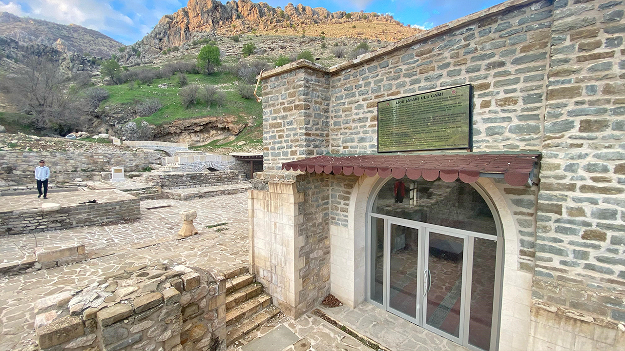 Foto - Ayakkabılarla camiye giriliyor, içki içiliyor… 485 yıllık tarihi ulu cami ayyaşların mekânı oldu