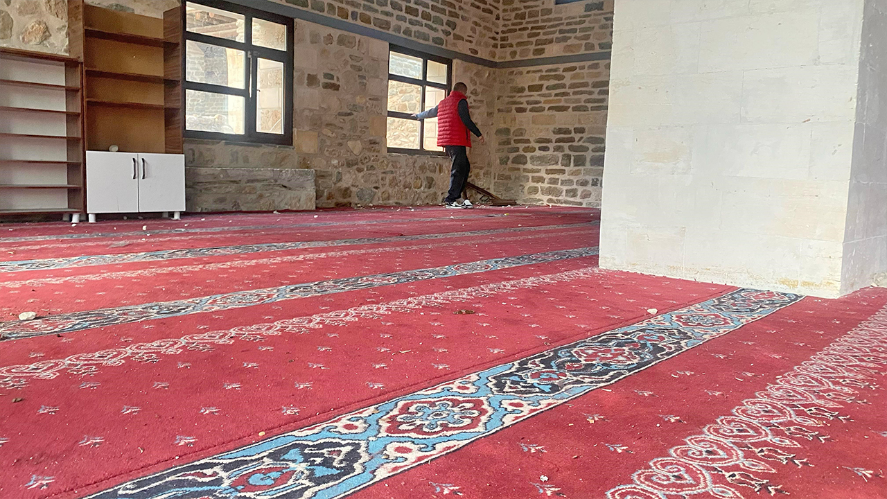 Foto - Ayakkabılarla camiye giriliyor, içki içiliyor… 485 yıllık tarihi ulu cami ayyaşların mekânı oldu