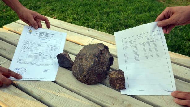 Ayaklarına takılan taşın ne olduğunu öğrenince havalara uçtular!