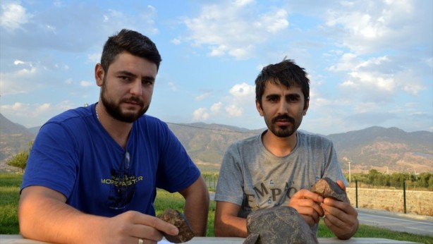 Foto - Ayaklarına takılan taşın ne olduğunu öğrenince havalara uçtular!