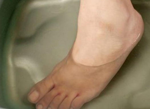 Foto - Ayaklarınızı buzlu suda bekletirseniz: Faydası var, bilseniz her akşam yaparsınız! Öyle ki resmen destek veriyor!