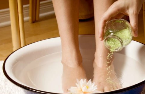 Foto - Ayaklarınızı buzlu suda bekletirseniz: Faydası var, bilseniz her akşam yaparsınız! Öyle ki resmen destek veriyor!