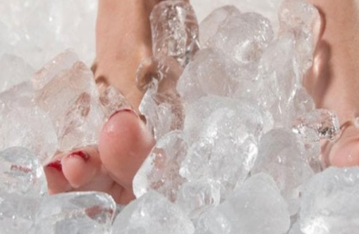 Foto - Ayaklarınızı buzlu suda bekletirseniz: Faydası var, bilseniz her akşam yaparsınız! Öyle ki resmen destek veriyor!