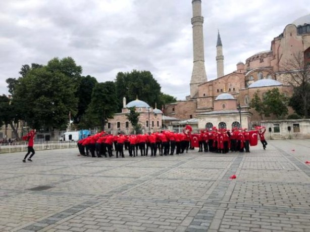 Foto - Ayasofya Camii önünde mest eden görüntüsü