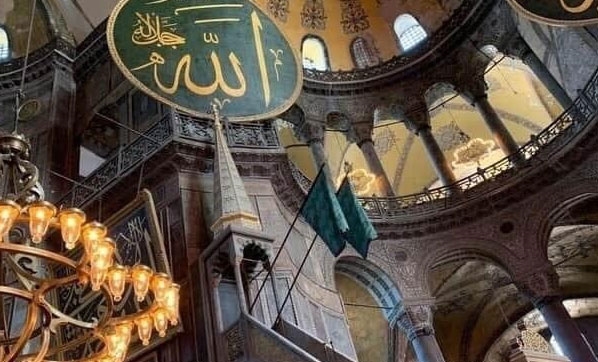 Foto - Ayasofya Camii'nde Hilafet Sancağı açıldı! Peki bu ne anlama geliyor?